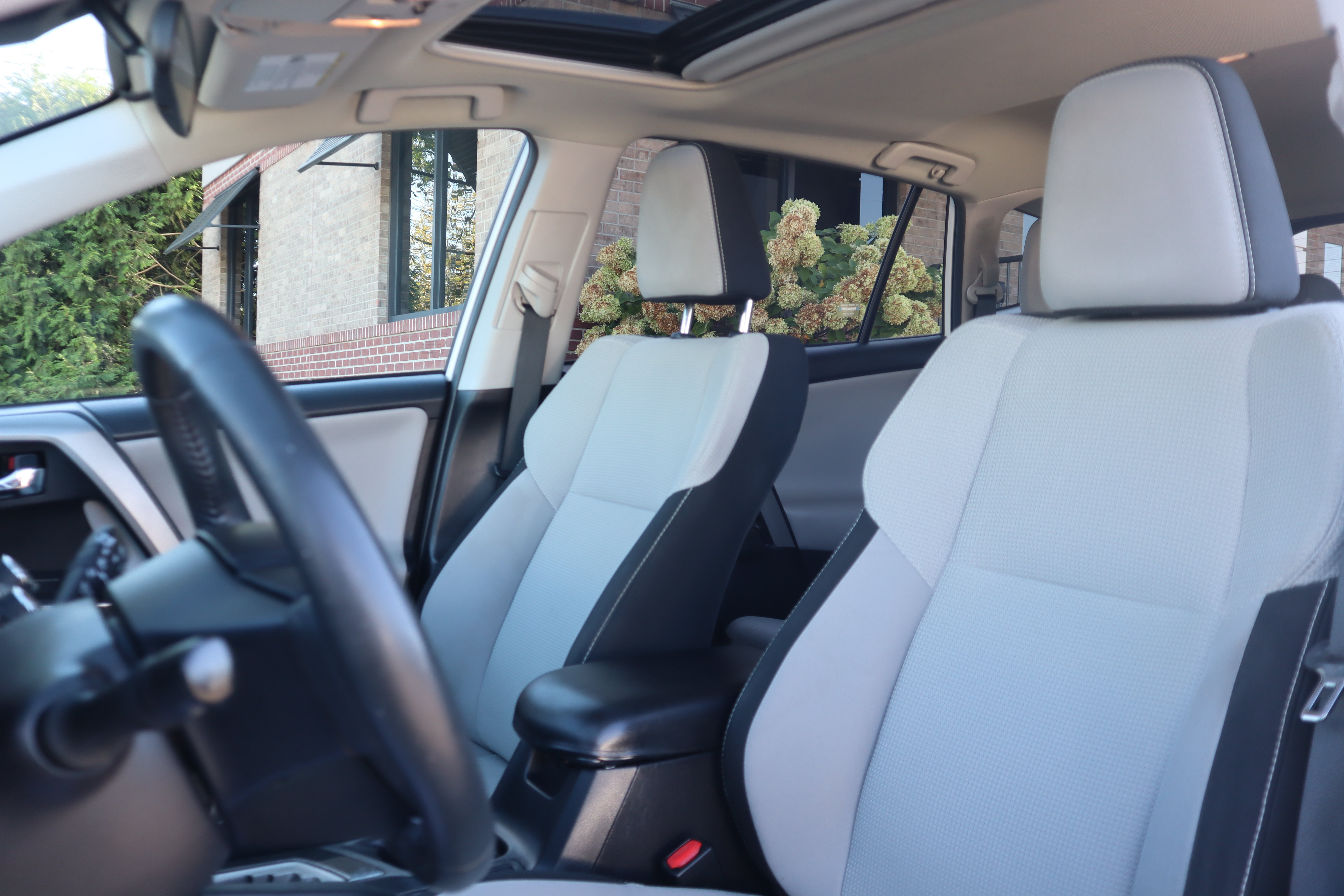 Used 2018 Toyota RAV4 XLE AWD/4WD image 24
