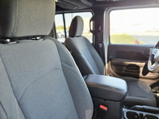 Used 2025 Jeep Wrangler Sahara image 14