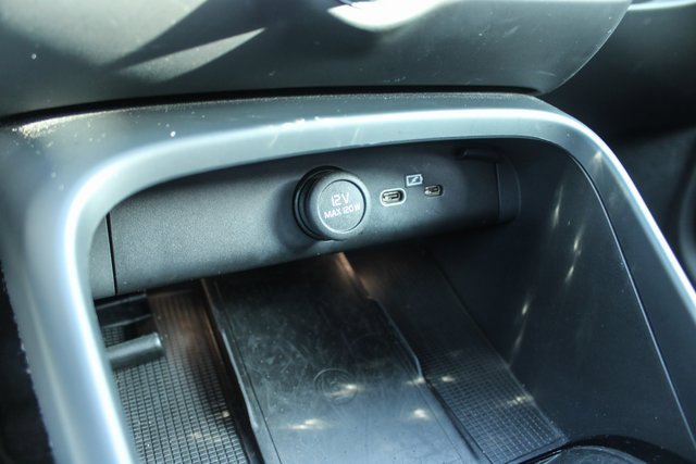 Used 2025 Volvo XC40 B5 Plus image 20