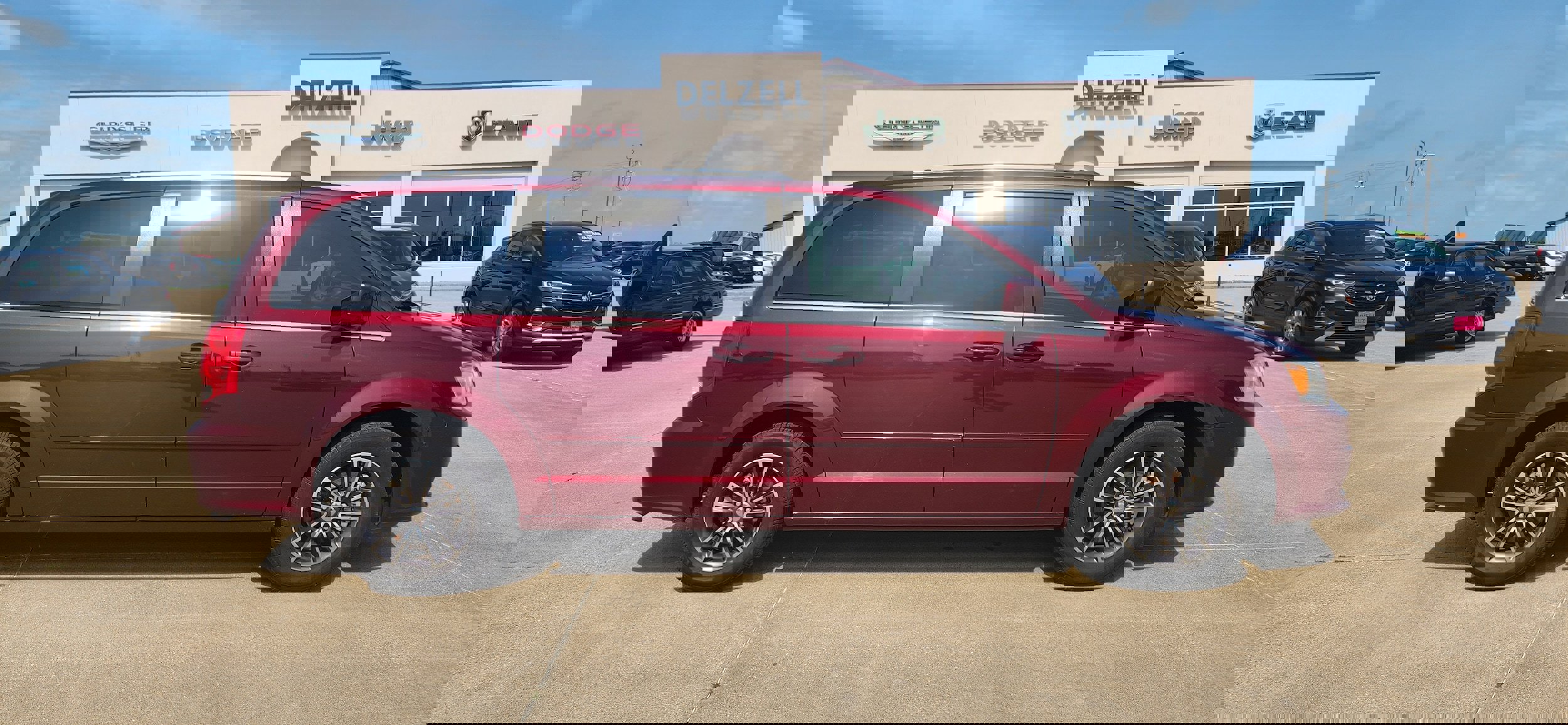 Used 2017 Dodge Grand Caravan SXT w/ Driver Convenience Group image 1