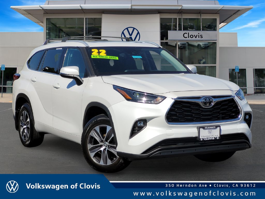 Used 2022 Toyota Highlander XLE AWD/4WD image 1