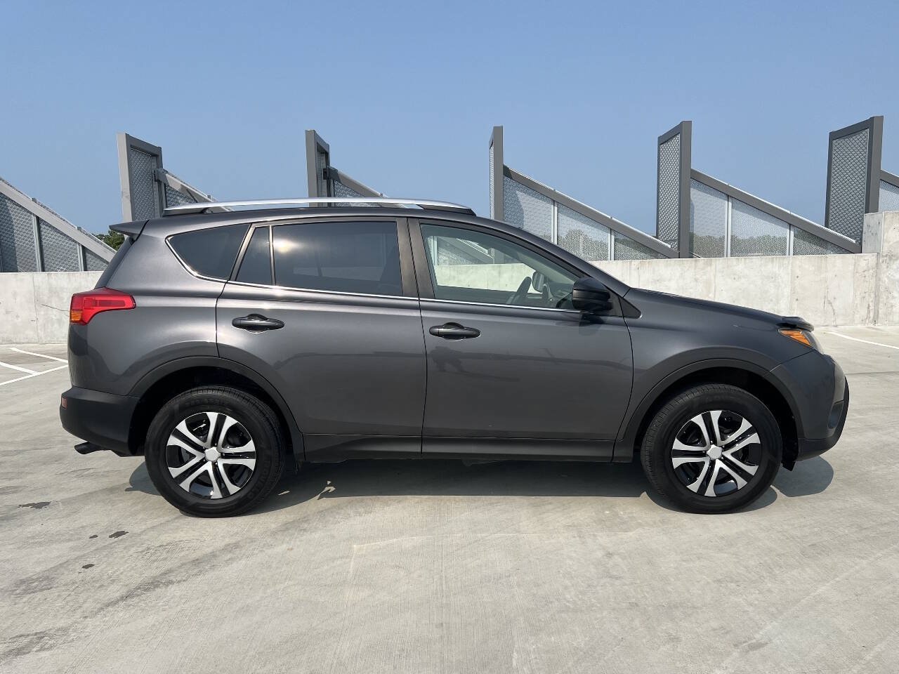 Used 2015 Toyota RAV4 LE AWD/4WD image 4