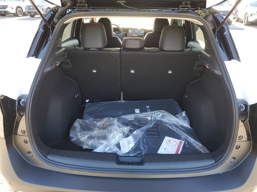 New 2027 Nissan Kicks SR w/ Cold Weather Package FWD image 8