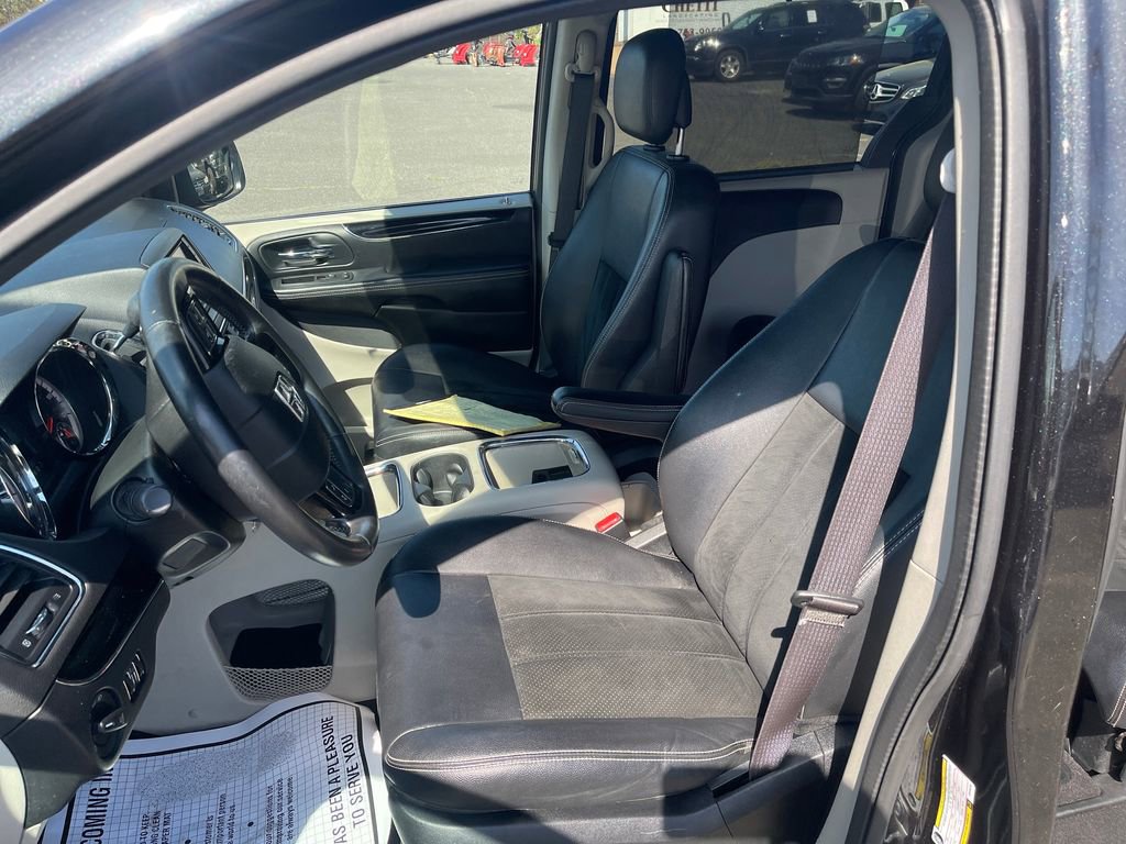 Used 2016 Dodge Grand Caravan SXT FWD image 14