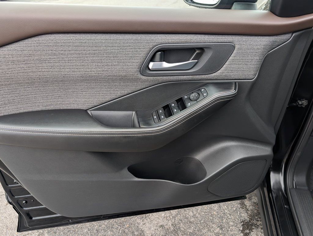 Used 2022 Nissan Rogue SV image 15