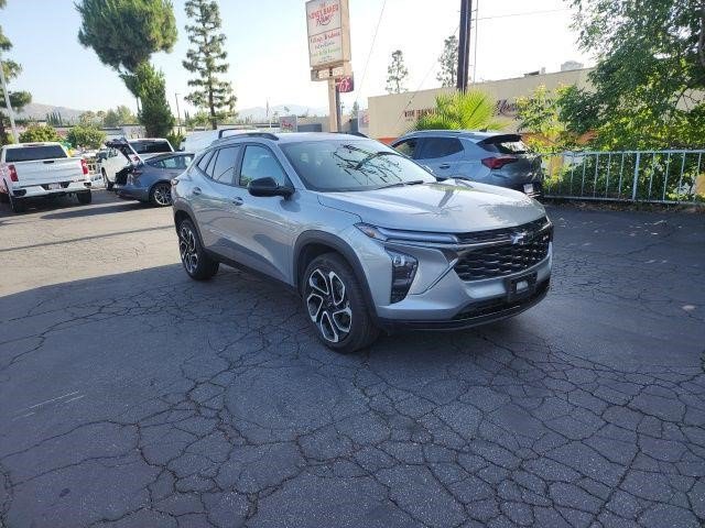 Certified 2025 Chevrolet Trax RS FWD image 2