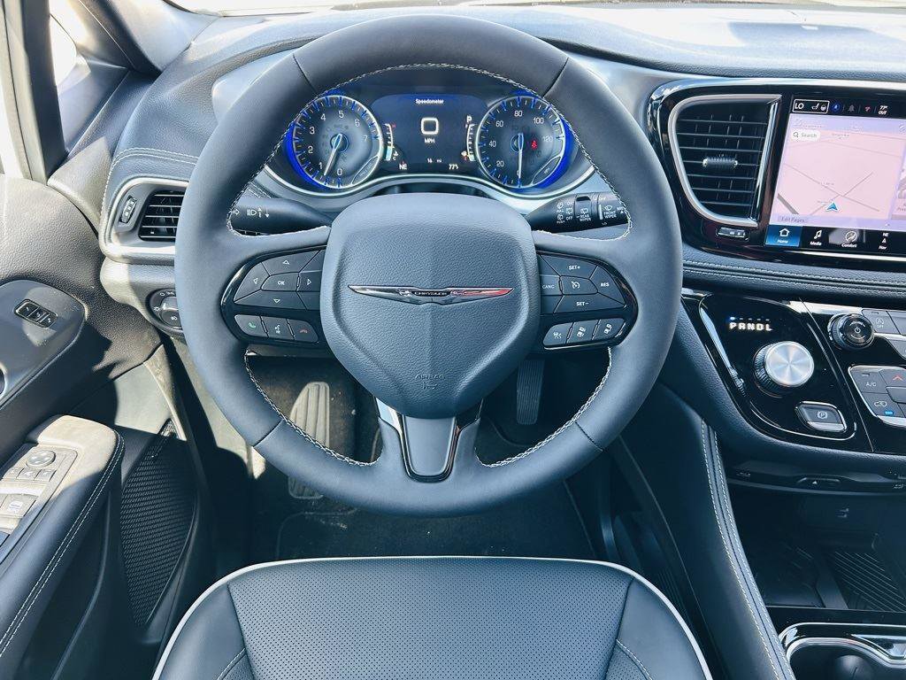 New 2026 Chrysler Pacifica Limited w/ Uconnect Theater Family Group image 23