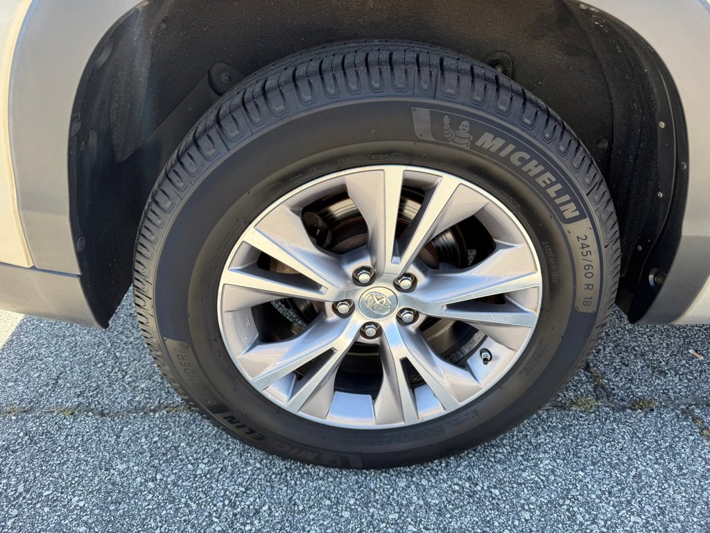 Used 2014 Toyota Highlander XLE image 18