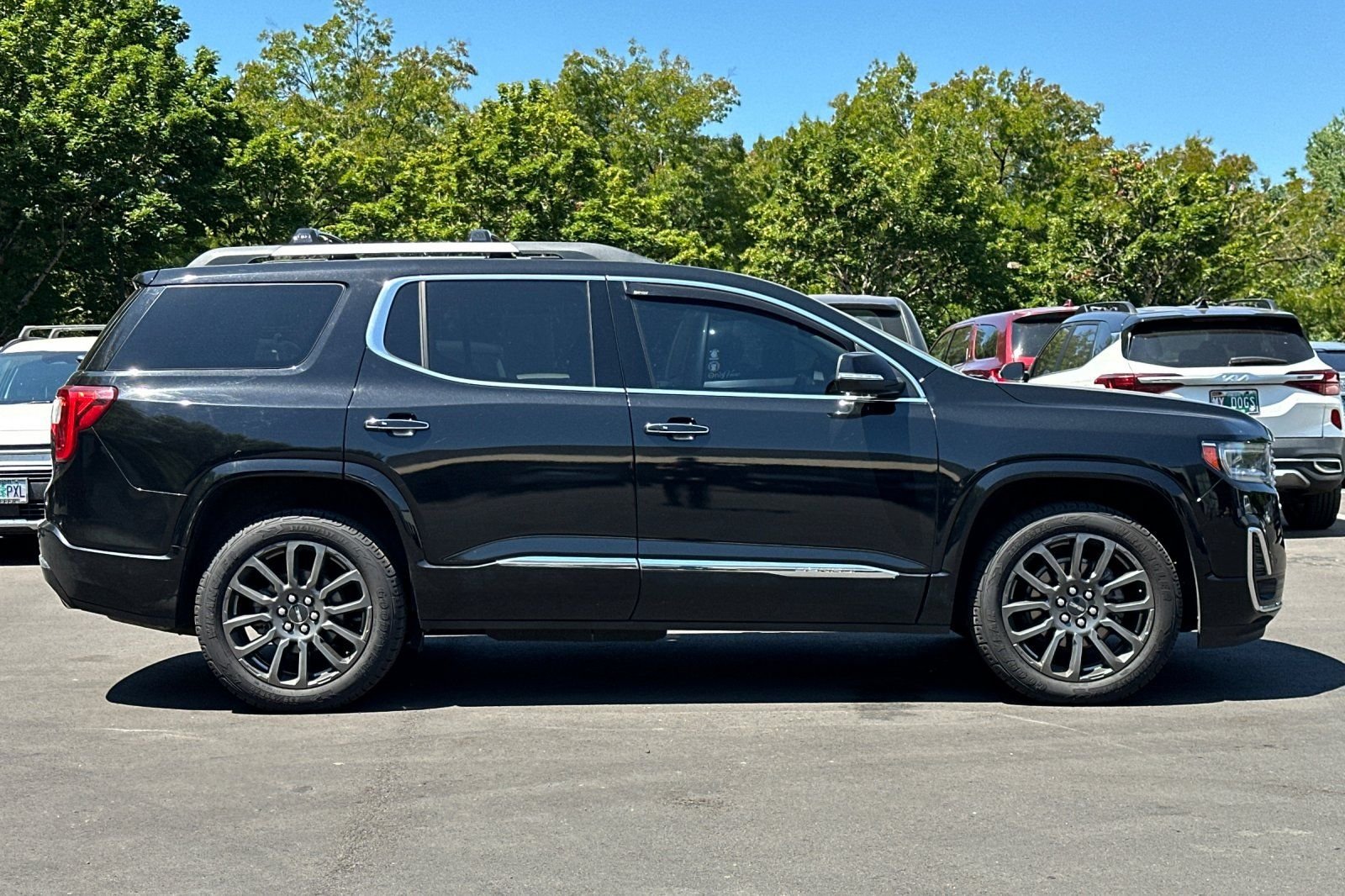 Used 2022 GMC Acadia Denali w/ Black Diamond Edition AWD/4WD image 3