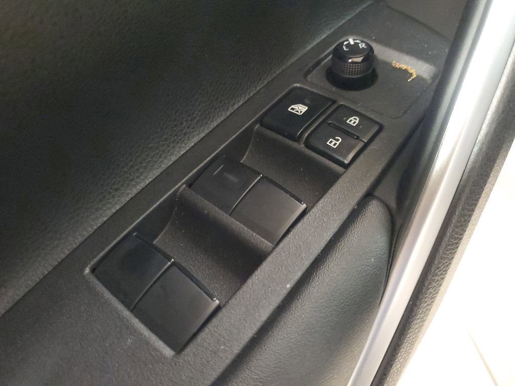 Used 2024 Toyota Corolla Cross SE image 18