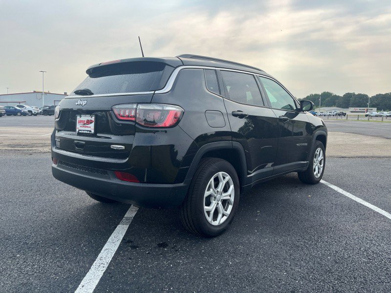 Used 2024 Jeep Compass Latitude AWD/4WD image 5