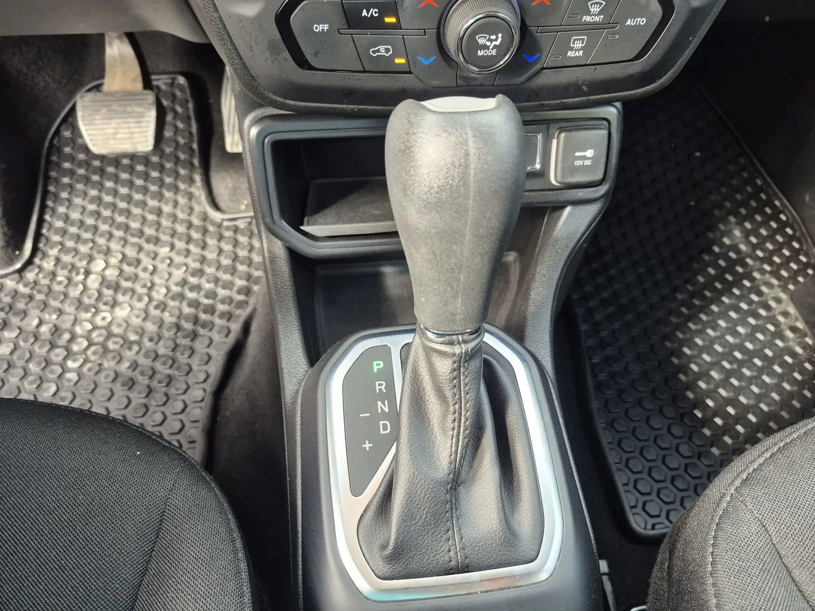 Used 2019 Jeep Renegade Latitude FWD image 22