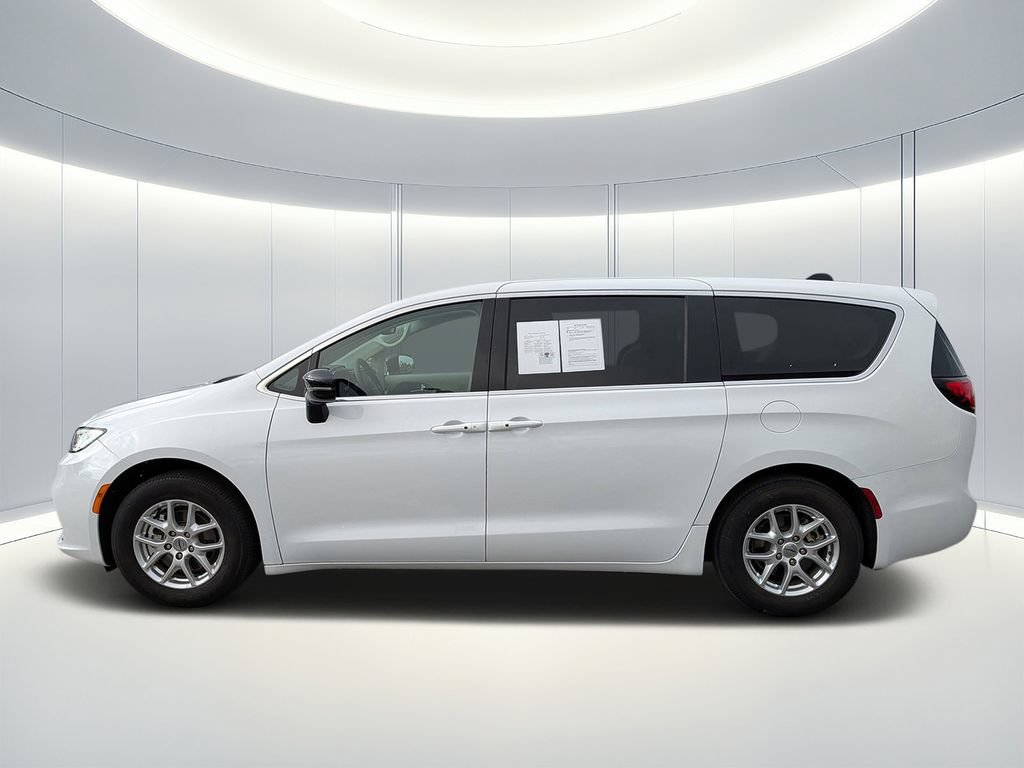 Used 2024 Chrysler Pacifica Touring-L FWD image 6