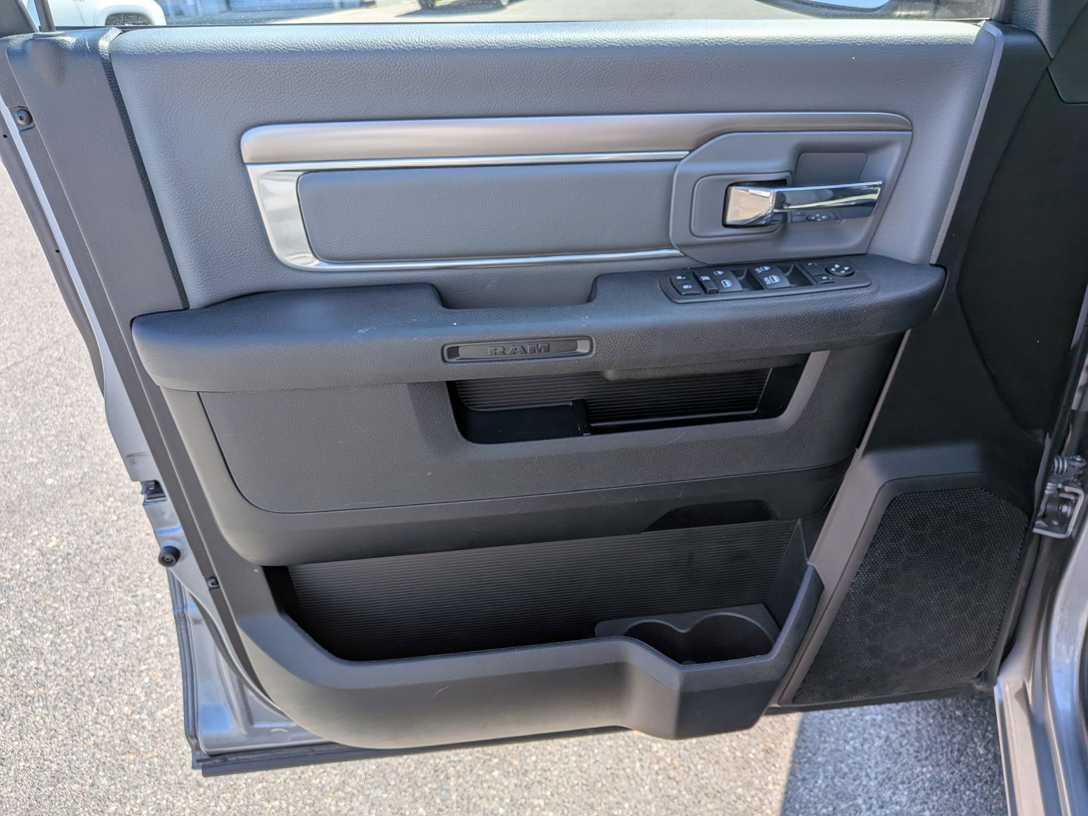 Used 2024 RAM 1500 Classic SLT AWD/4WD image 11