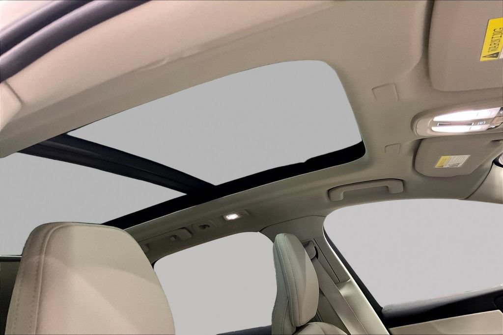 Certified 2024 Volvo XC60 B5 Plus AWD/4WD image 27