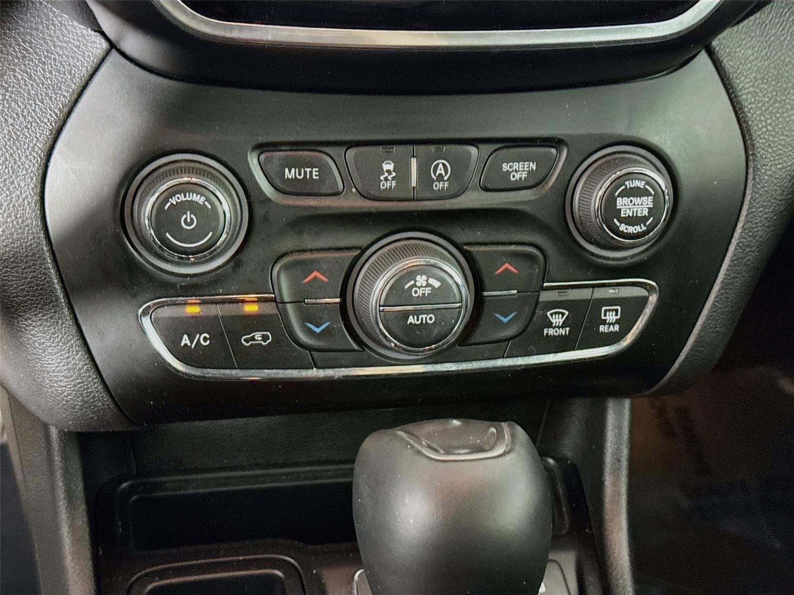 Used 2019 Jeep Cherokee Limited w/ Technology Group FWD image 18
