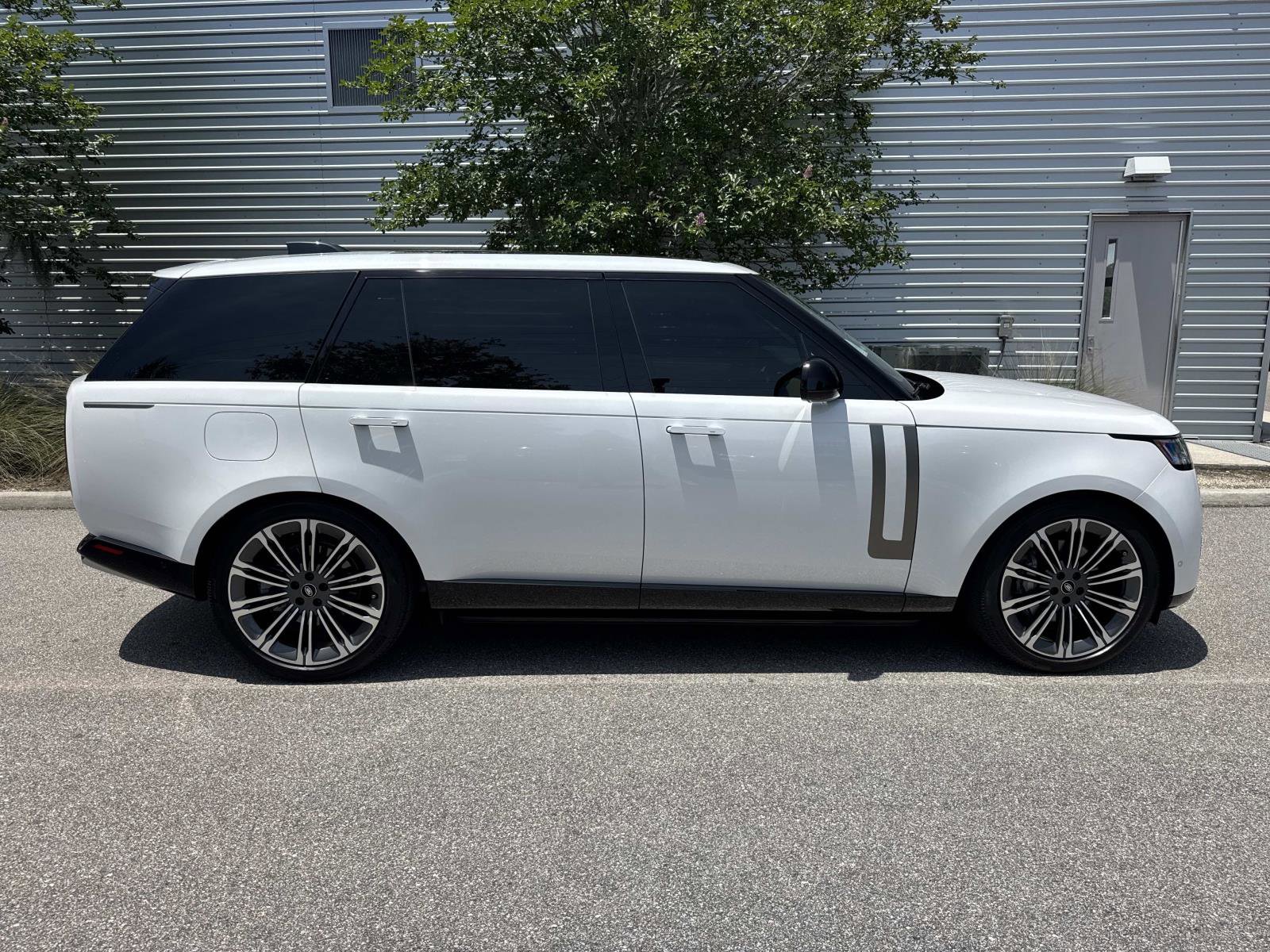 Certified 2025 Land Rover Range Rover Long Wheelbase SE AWD/4WD image 5