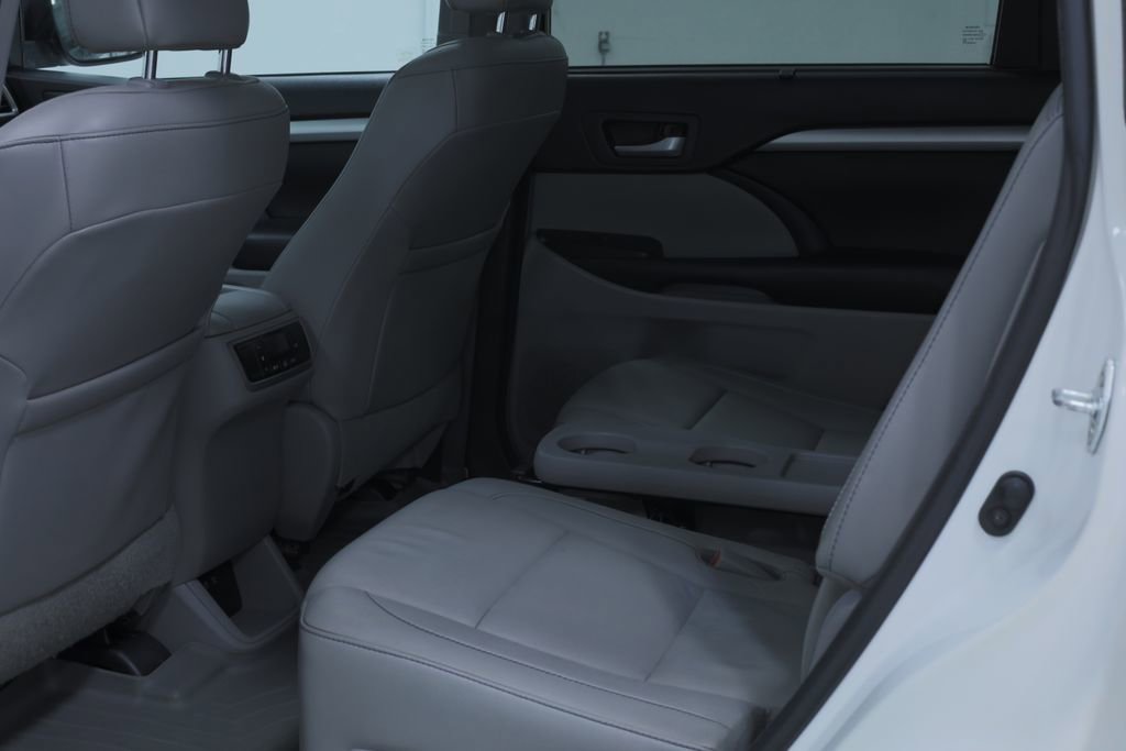 Used 2017 Toyota Highlander XLE image 18