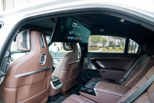 Used 2023 BMW i7 xDrive60 w/ Executive Package 2 image 55