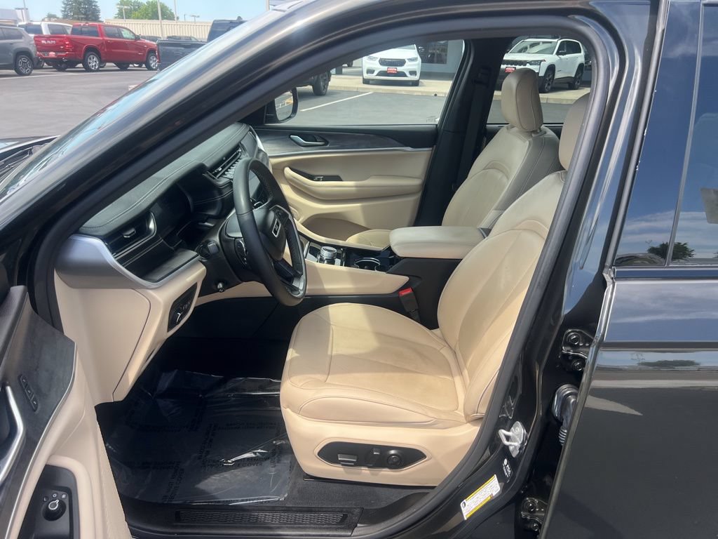 Used 2023 Jeep Grand Cherokee L Limited w/ Luxury Tech Group II AWD/4WD image 28