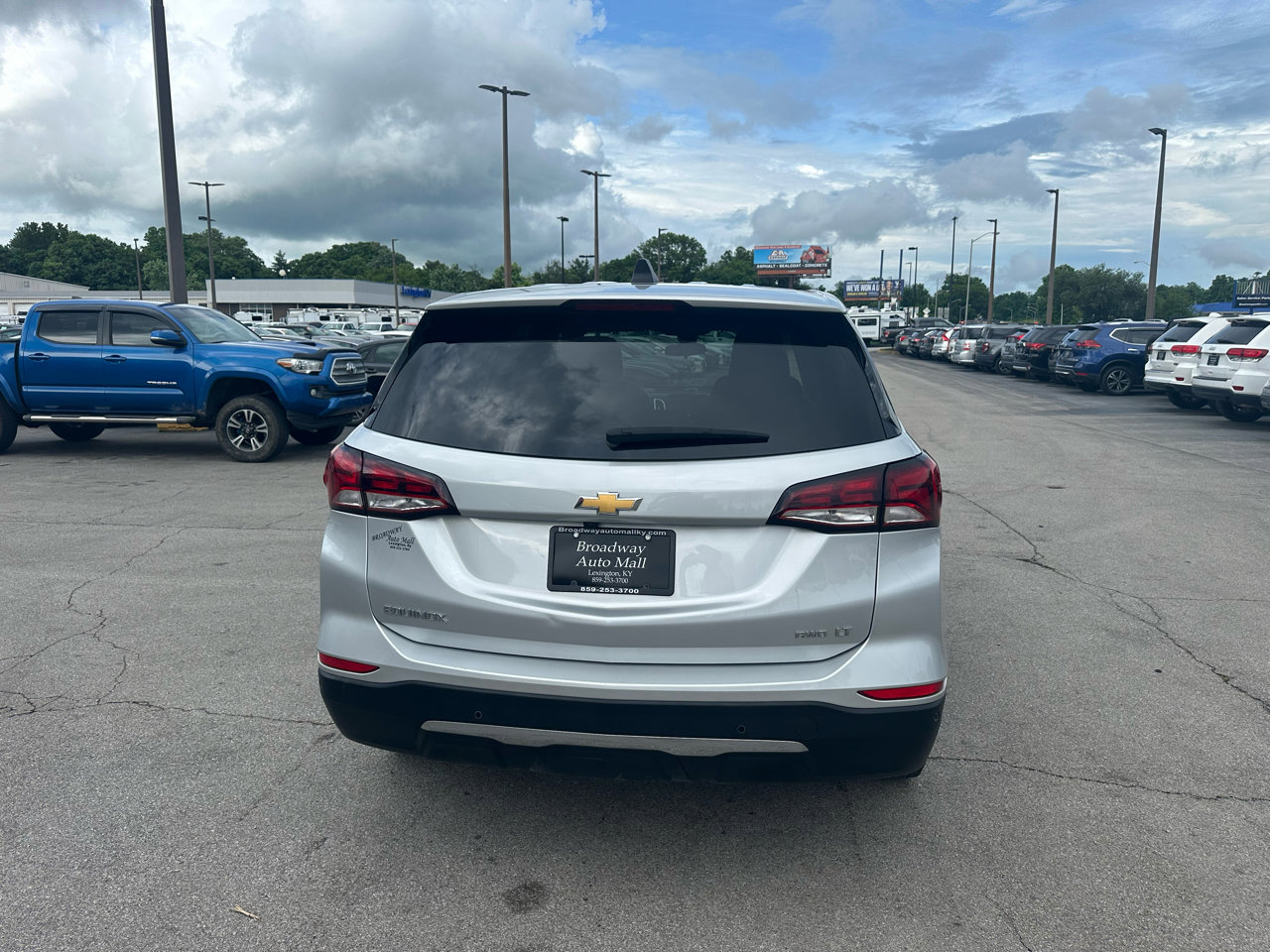 Used 2022 Chevrolet Equinox LT w/ Driver Convenience Package image 4