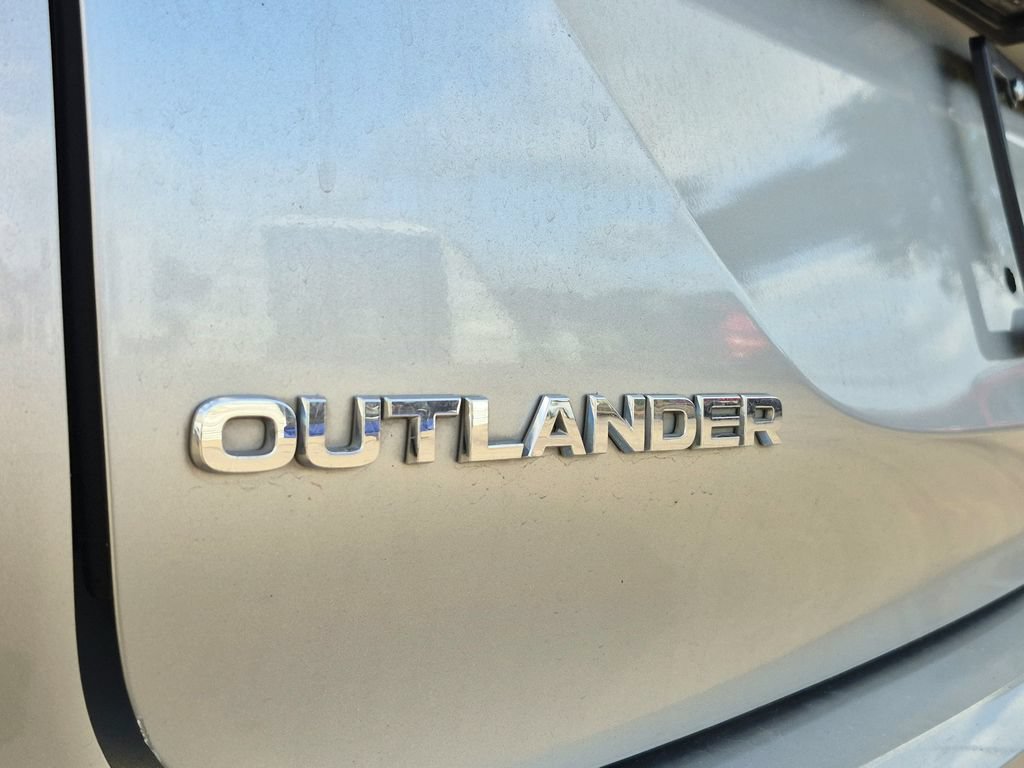 Used 2023 Mitsubishi Outlander SE FWD image 13