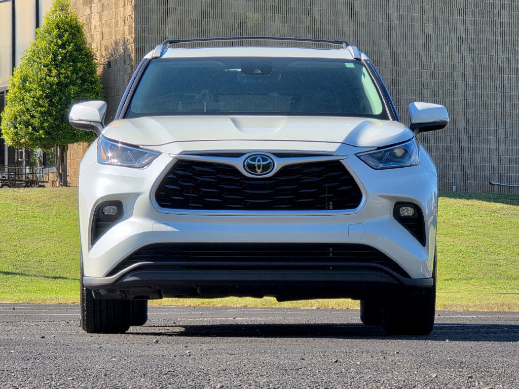 Used 2022 Toyota Highlander XLE AWD/4WD image 2
