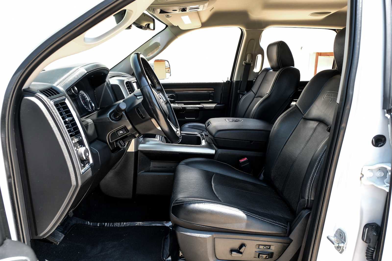 Used 2018 RAM 1500 Laramie w/ Convenience Group AWD/4WD image 4