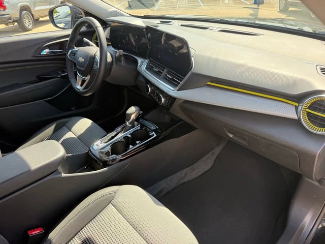Used 2025 Chevrolet Trax LT w/ Driver Confidence Package FWD image 30