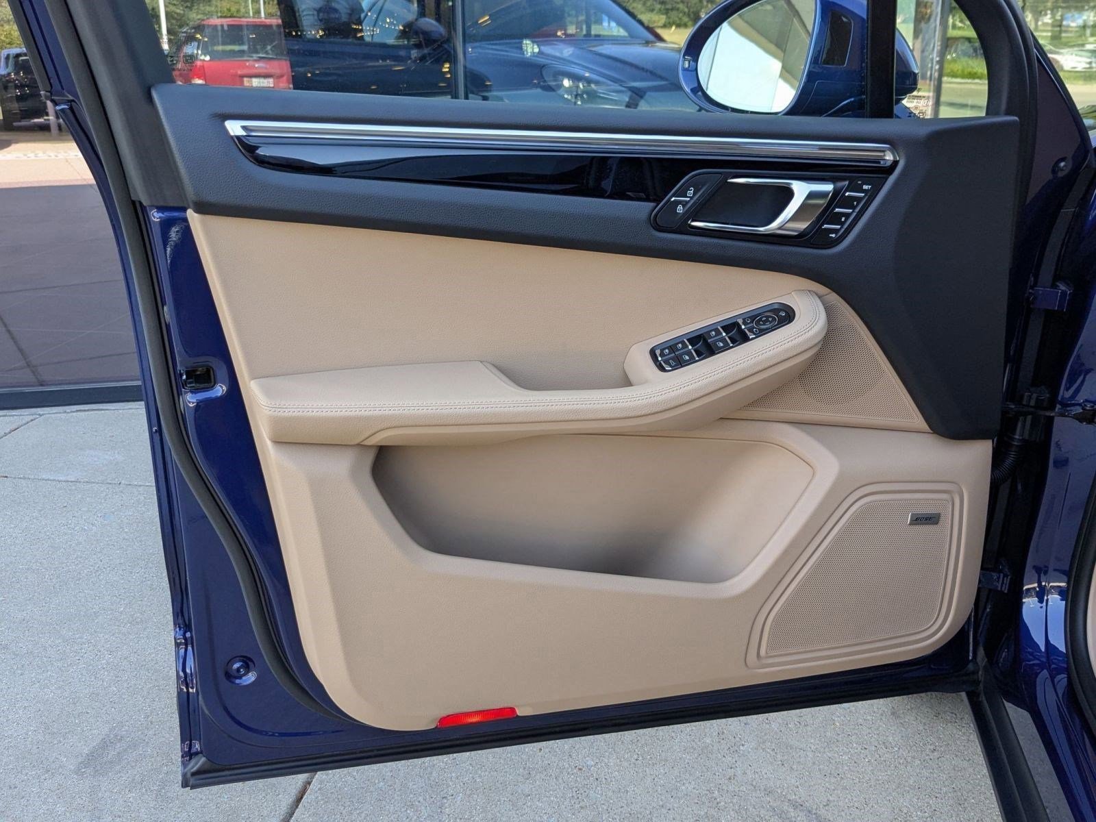 Certified 2025 Porsche Macan image 13