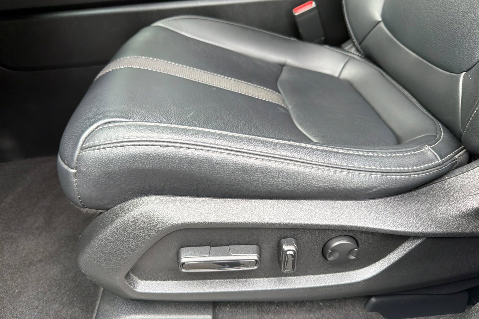 Used 2025 Honda Pilot Touring image 14