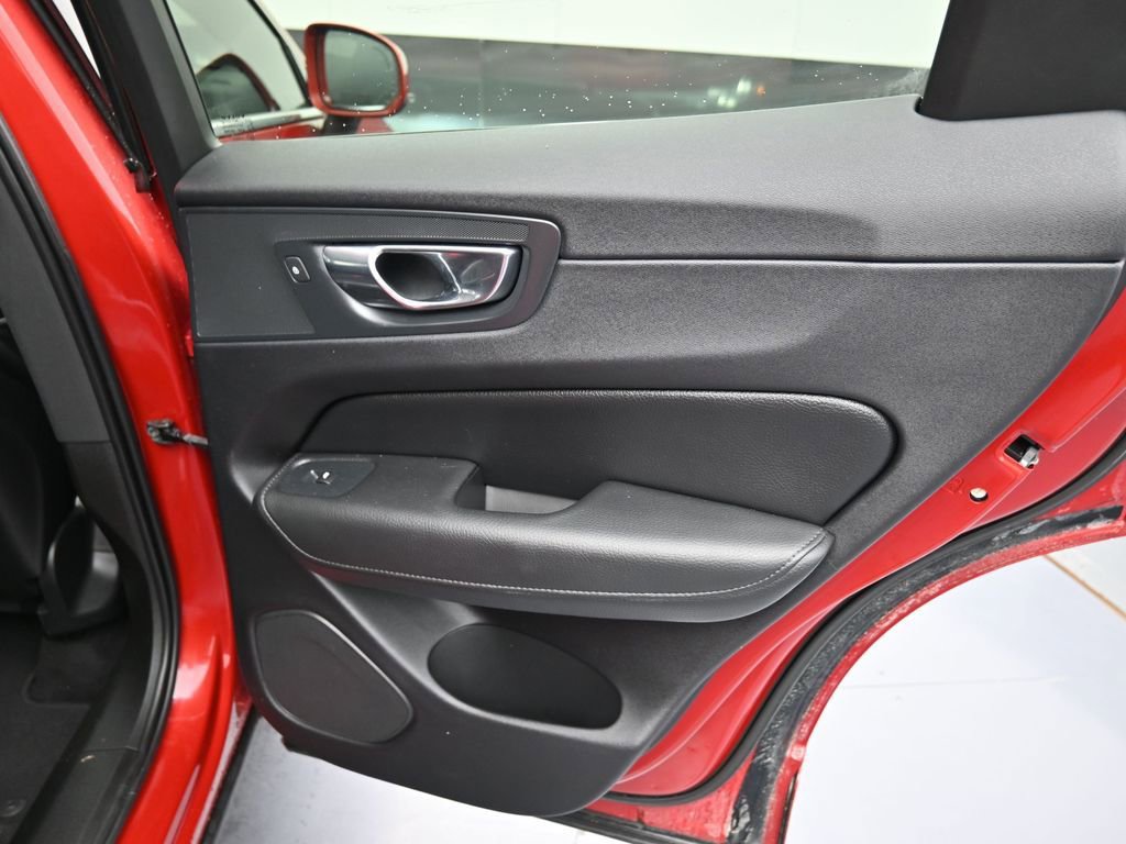 Used 2018 Volvo XC60 T6 Momentum w/ Advanced Package image 27