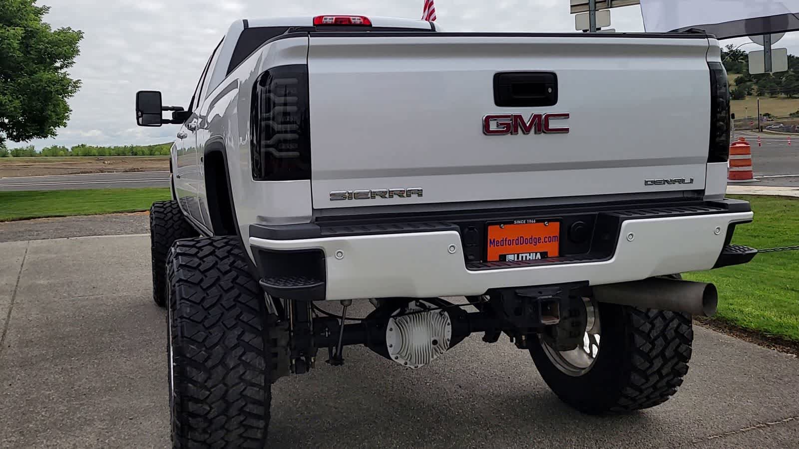 Used 2019 GMC Sierra 2500 Denali w/ Duramax Plus Package AWD/4WD image 7