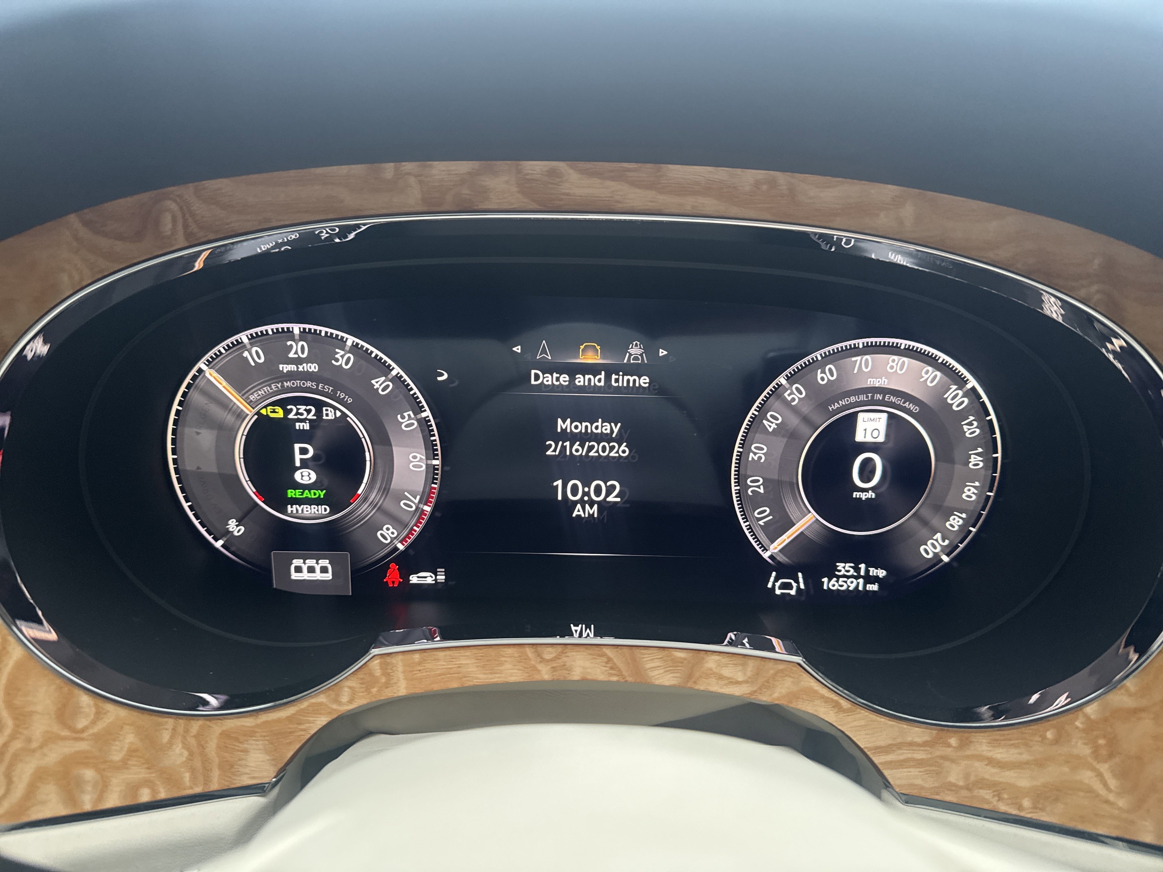 Used 2024 Bentley Bentayga Plug-In Hybrid image 20