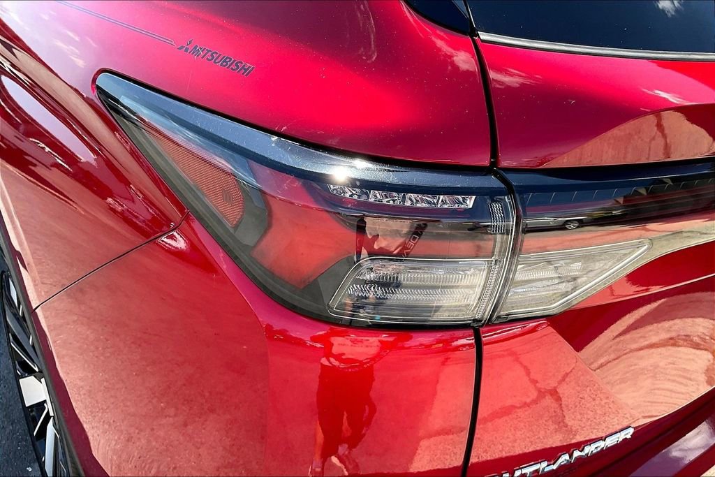 Used 2025 Mitsubishi Outlander SE image 28