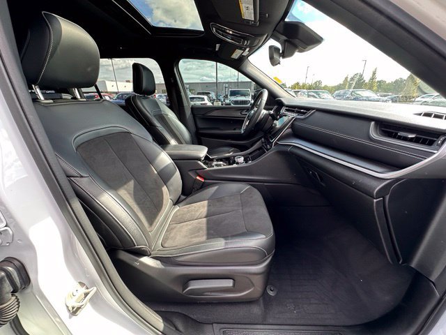 Used 2023 Jeep Grand Cherokee L Altitude AWD/4WD image 32