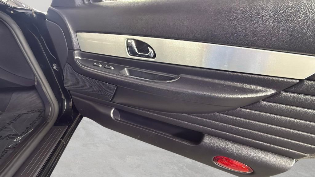 Used 2003 Ford Thunderbird image 24