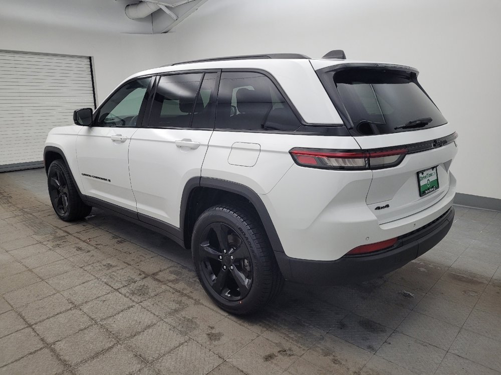 Used 2023 Jeep Grand Cherokee Altitude image 3