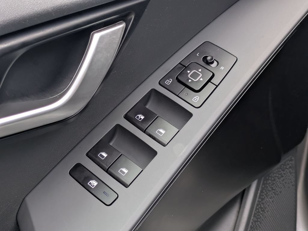 Used 2025 Kia Niro LX FWD image 13