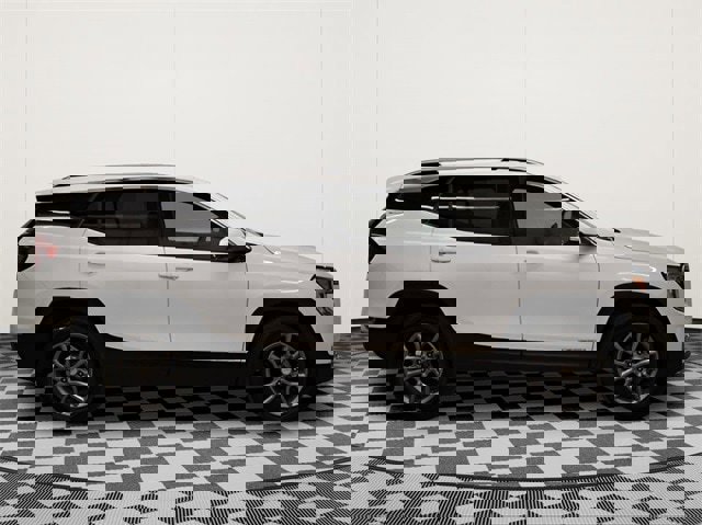 Used 2024 GMC Terrain SLT image 2