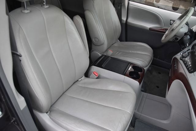 Used 2013 Toyota Sienna XLE FWD image 28