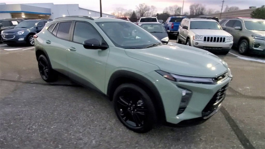 Used 2025 Chevrolet Trax ACTIV w/ Driver Confidence Package image 2