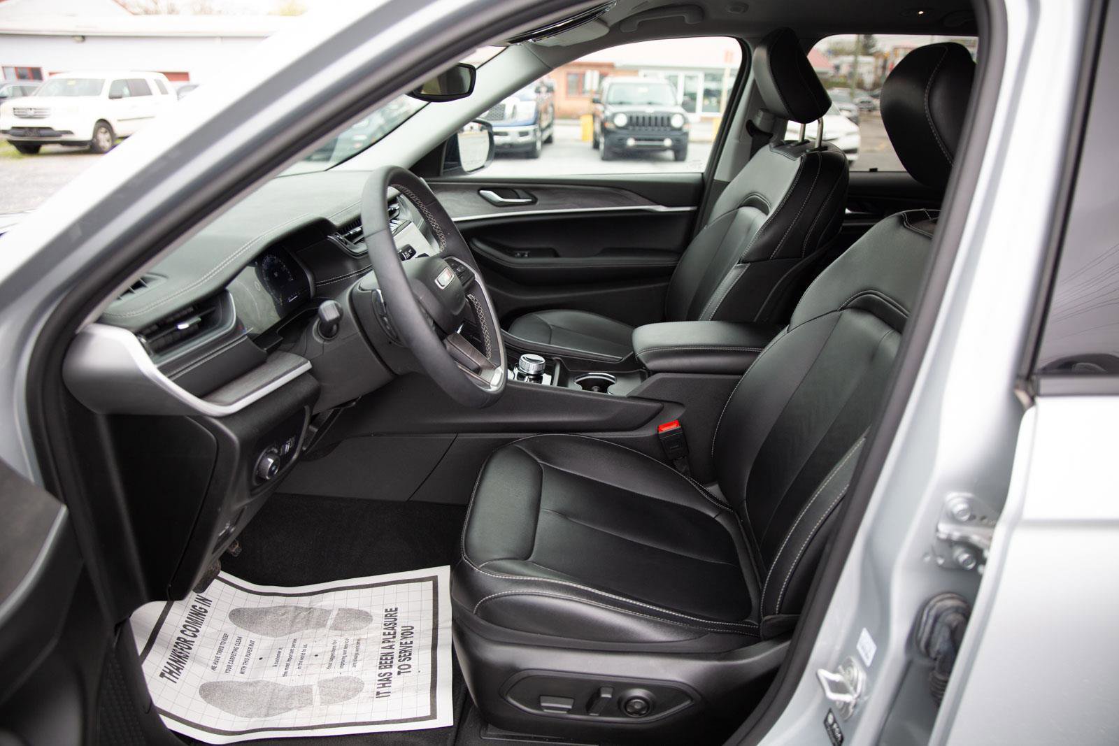 Used 2024 Jeep Grand Cherokee Limited w/ Black Appearance Package image 2