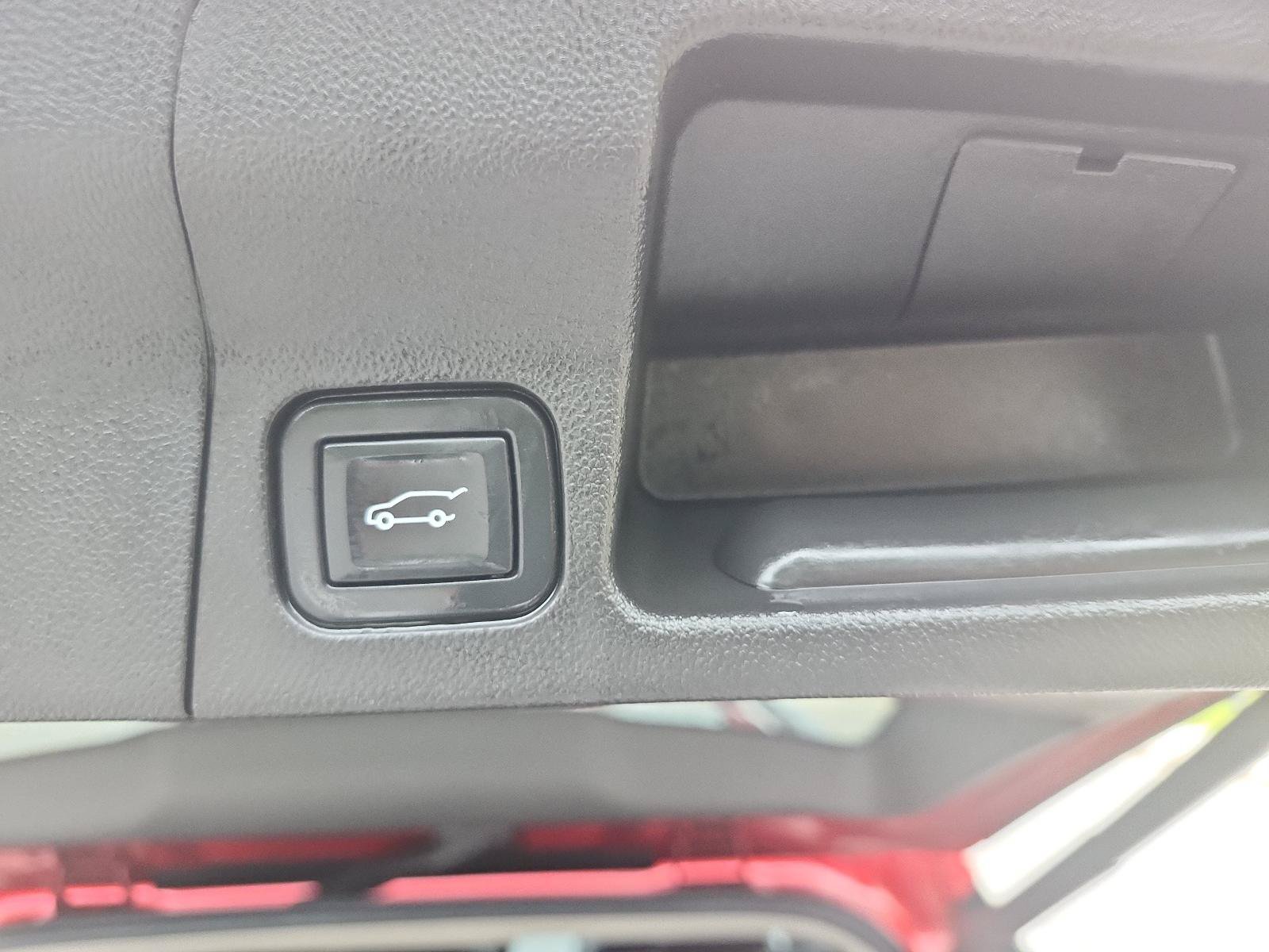 Used 2022 GMC Acadia AT4 w/ Technology Package AWD/4WD image 8