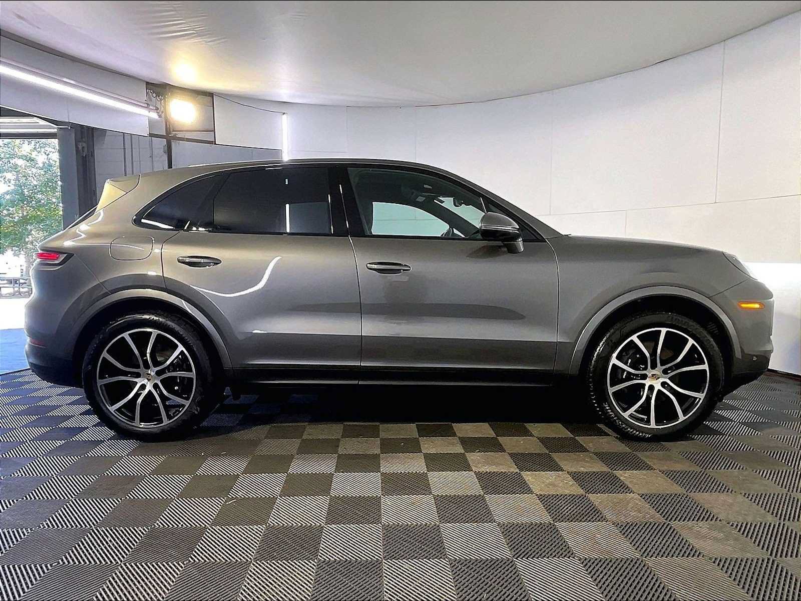 Certified 2024 Porsche Cayenne AWD/4WD image 8