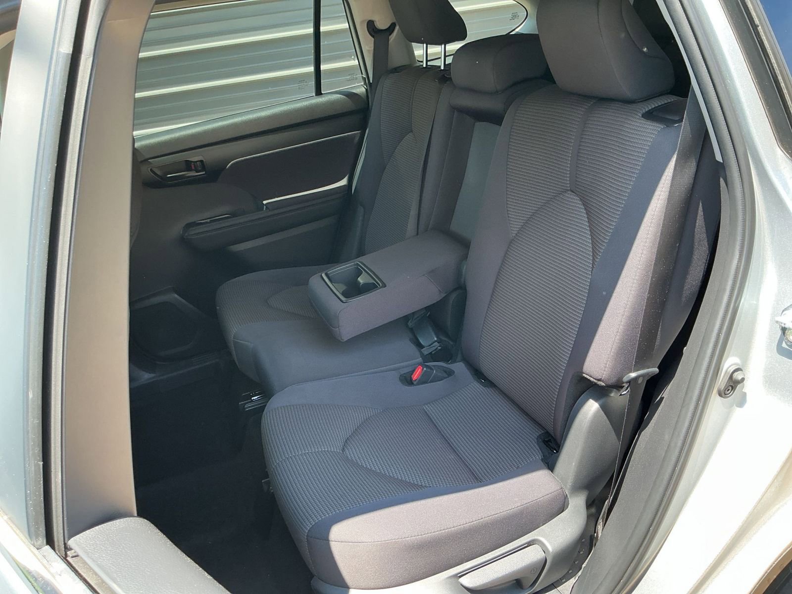 Used 2025 Toyota Highlander LE FWD image 36