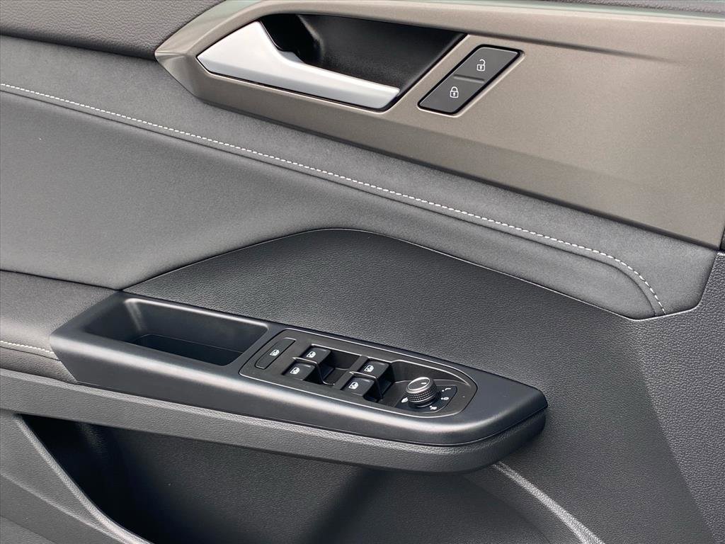 Used 2025 Volkswagen Taos SE image 20