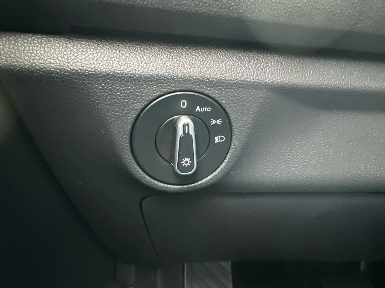 Used 2024 Volkswagen Jetta SE w/ Panoramic Sunroof Package image 24