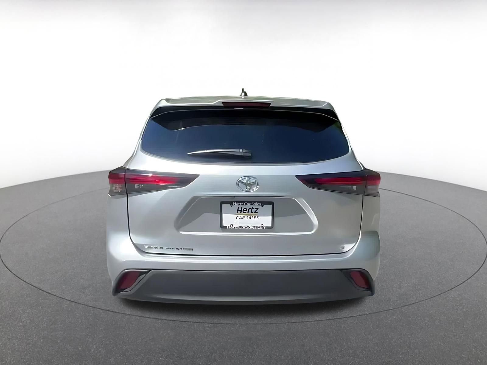 Used 2025 Toyota Highlander LE FWD image 12