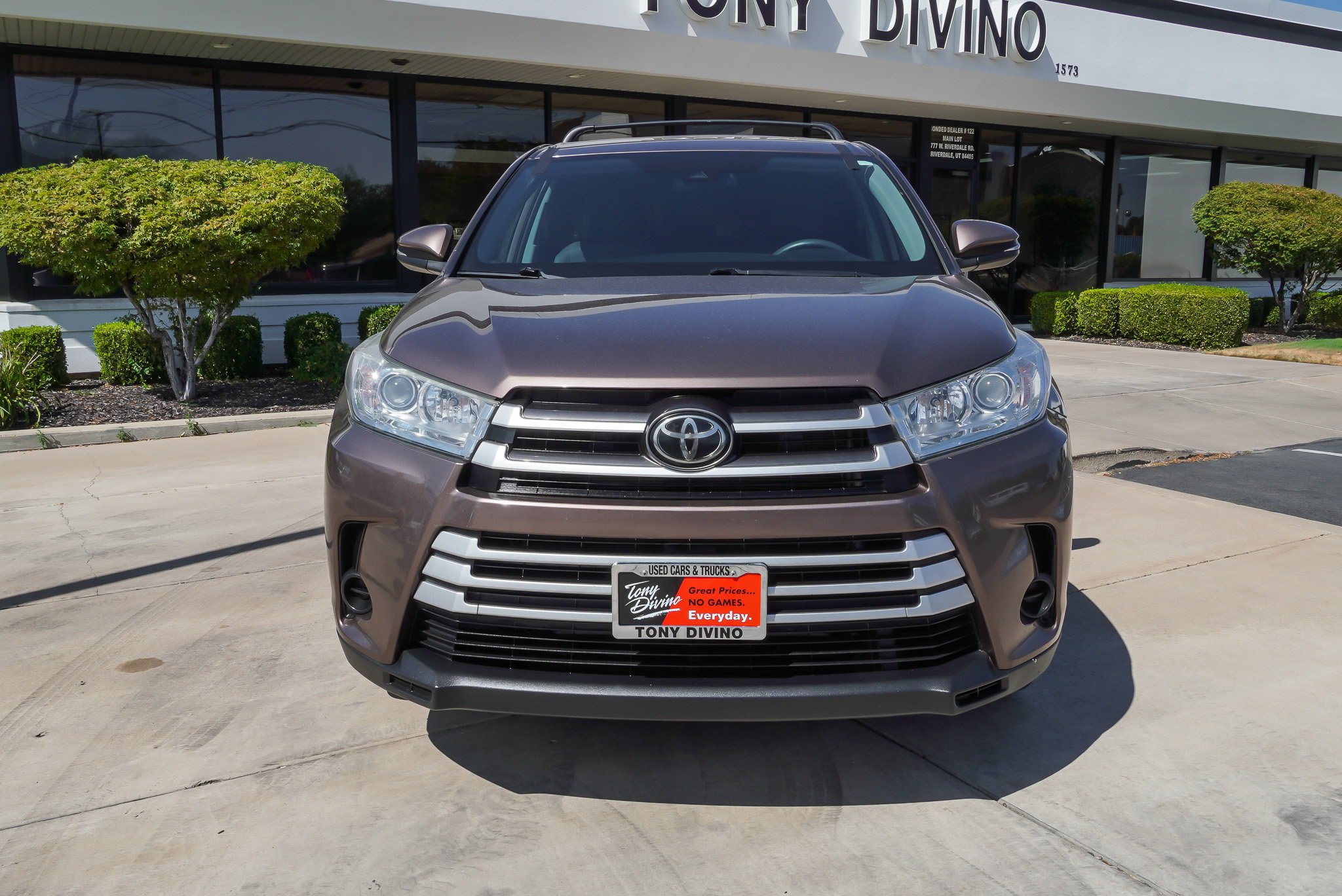 Used 2019 Toyota Highlander LE AWD/4WD image 3